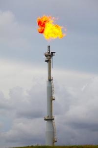 同时将废气从气体调理过程中排放到陆上炼油厂和石油工厂前处理在